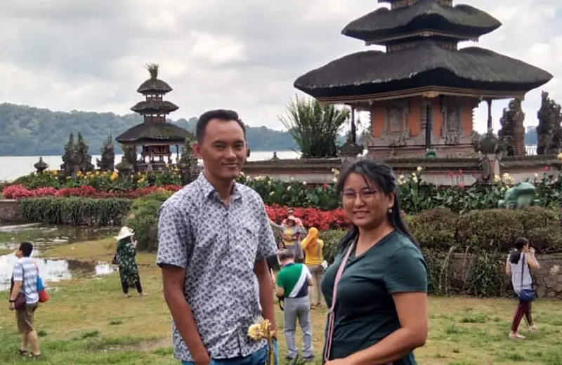 Guests at Ulun Danu Beratan lake temple